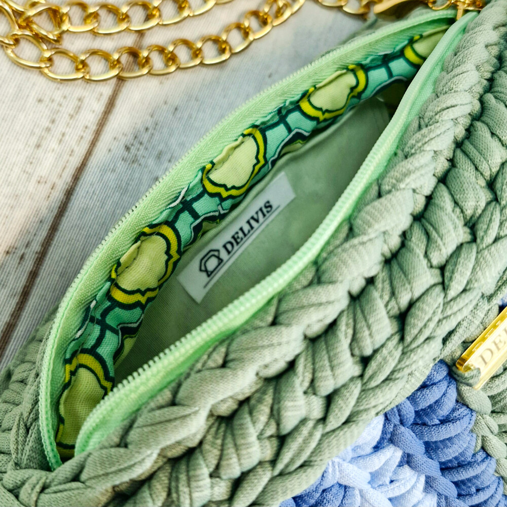 Bolsa de crochê listrada azul e verde