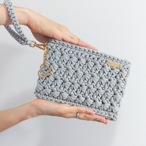 Bolsa de mão de crochê cinza