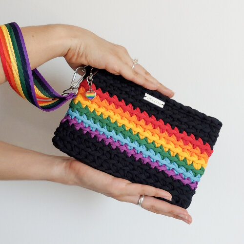 Bolsa de mão de crochê arco-íris