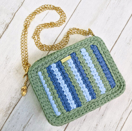 Bolsa de crochê listrada azul e verde