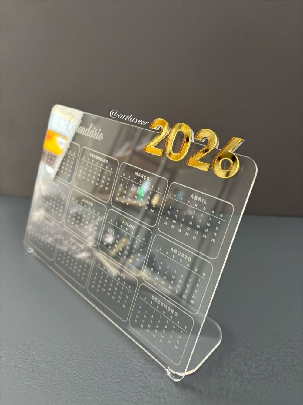 Calendário de Mesa em Acrílico Cristal - Edição 2026