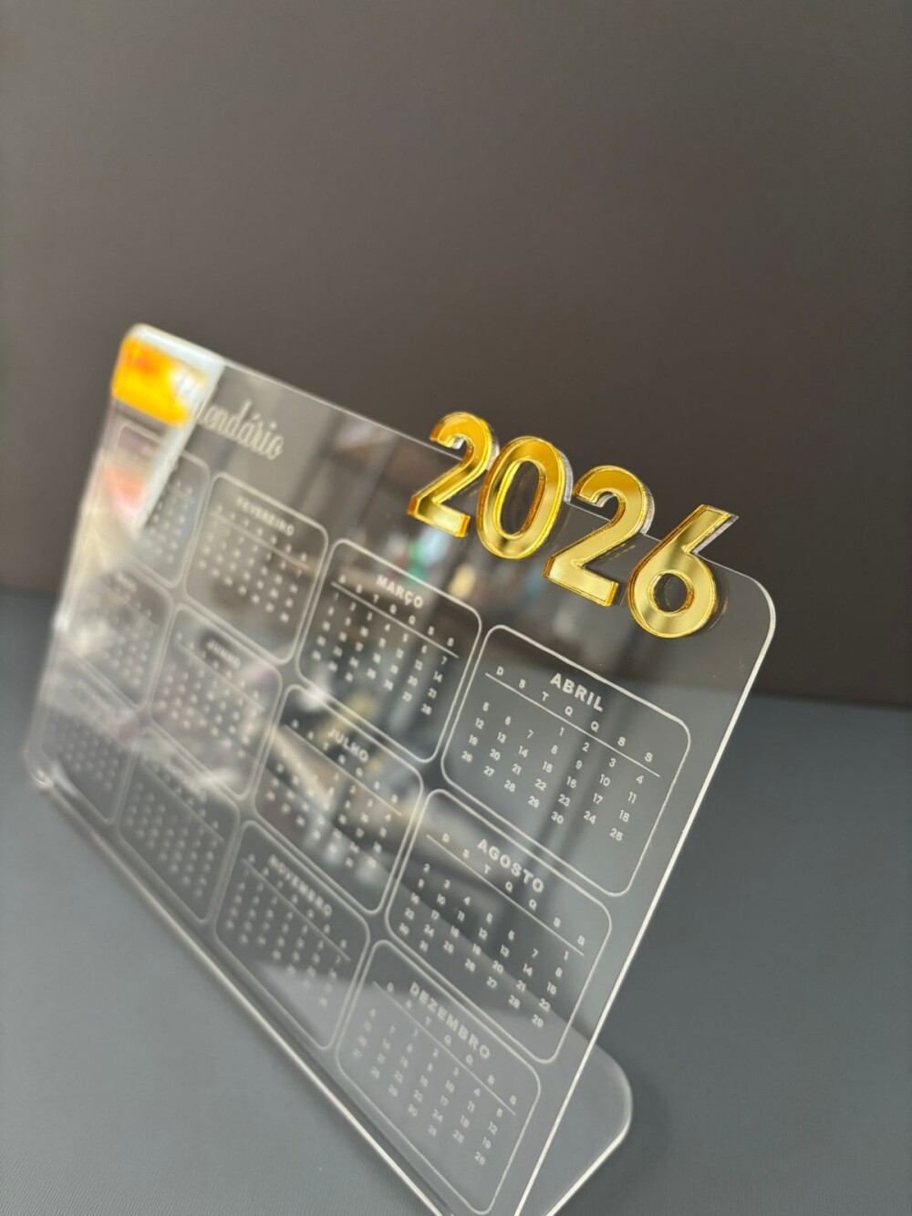 Calendário de Mesa em Acrílico Cristal - Edição 2026