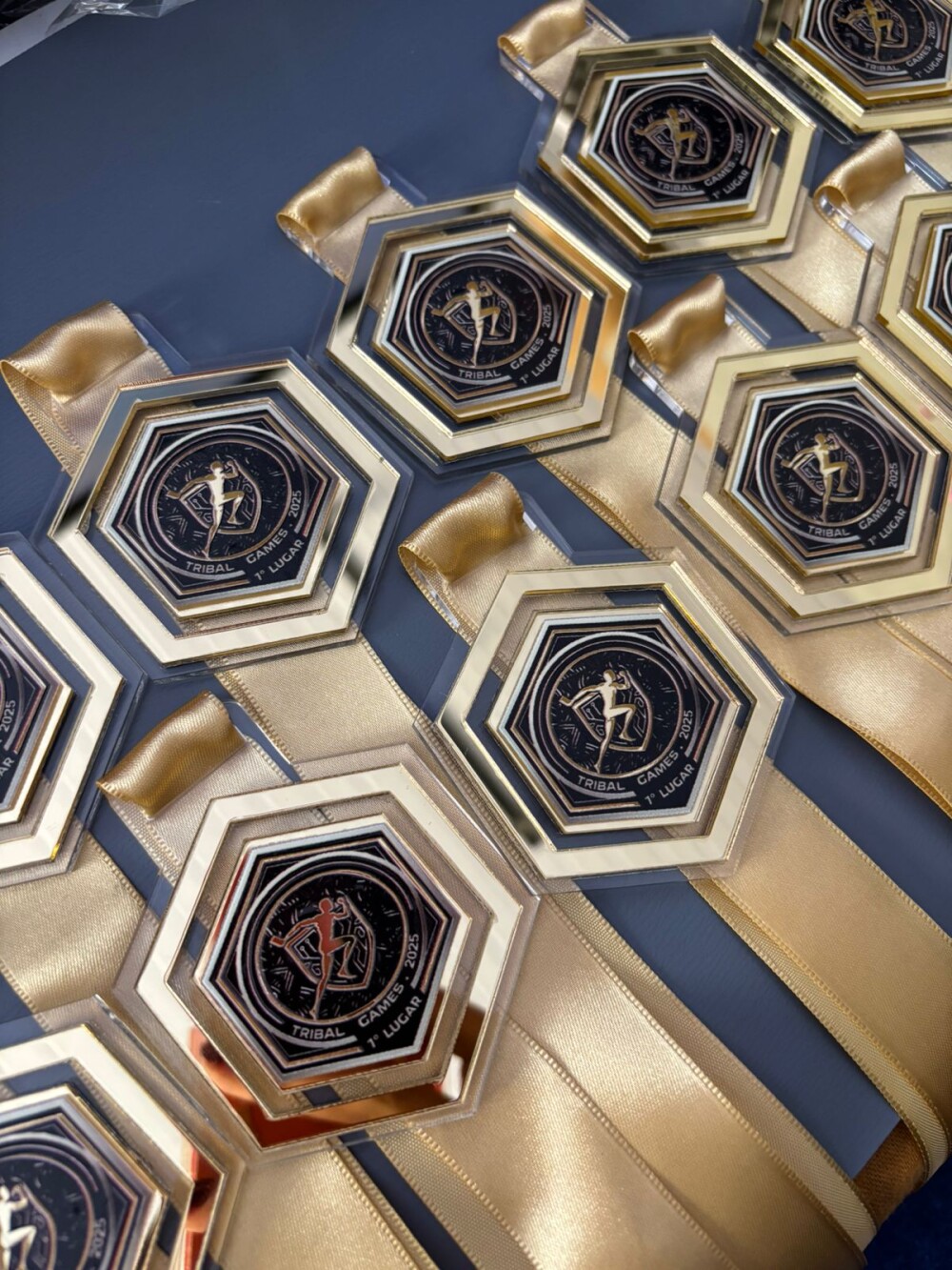 Medalha de Premiação 3D em Acrílico Espelhado e Cristal – Fo
