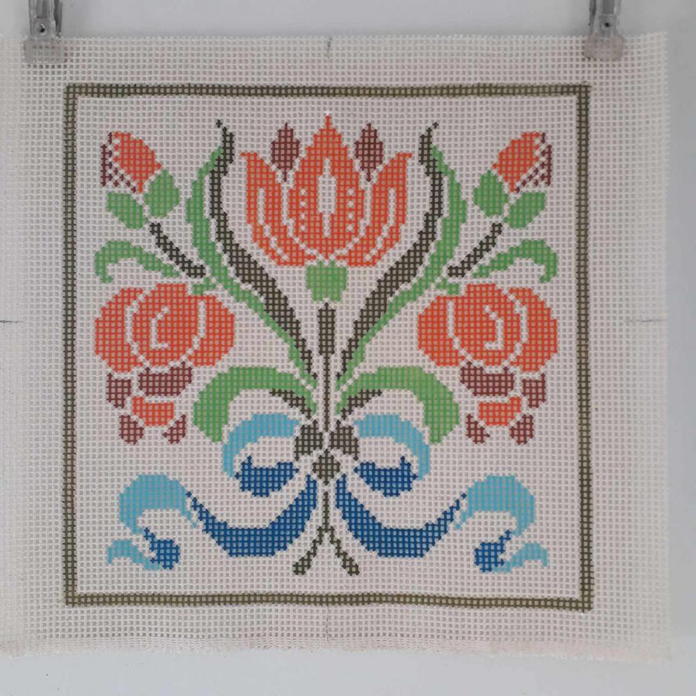 Tela pintada para bordar tapeçaria na Talagarça - Almofada flor