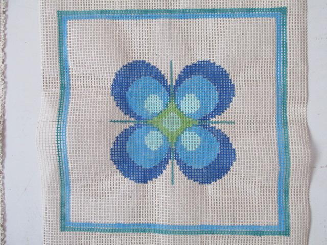 Tela pintada para bordar tapeçaria na Talagarça - Almofada flor