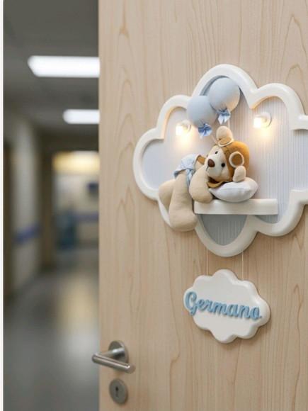Enfeite de Porta Maternidade Nuvem com Leds
