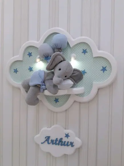 Enfeite de Porta Maternidade Elefante na Nuvem com Leds