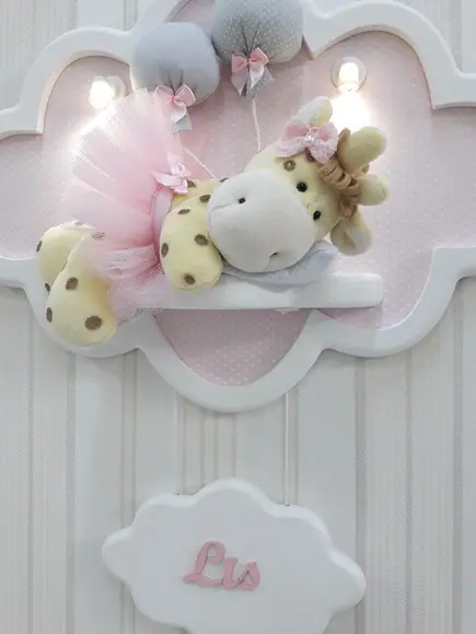 Enfeite de Porta Maternidade Girafa na Nuvem com Leds