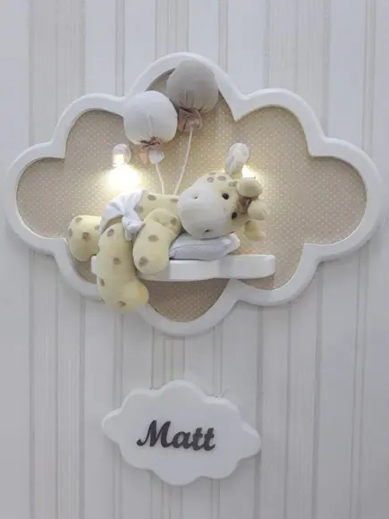 Enfeite de Porta Maternidade Girafa na Nuvem com Leds