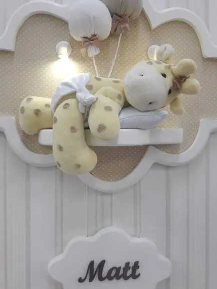 Enfeite de Porta Maternidade Girafa na Nuvem com Leds