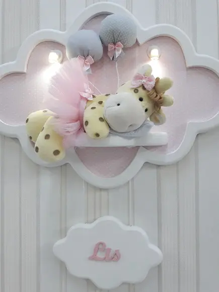 Enfeite de Porta Maternidade Girafa na Nuvem com Leds