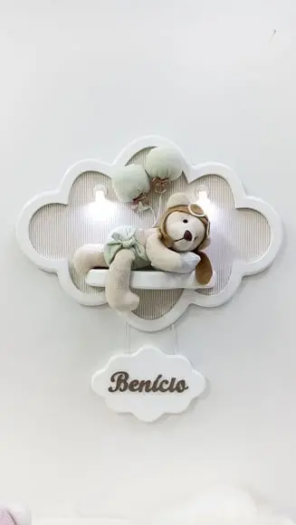 Enfeite de Porta Maternidade Urso Aviador na Nuvem com Leds