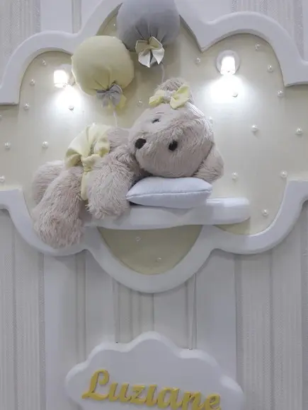 Enfeite de Porta Maternidade Urso na Nuvem com Leds