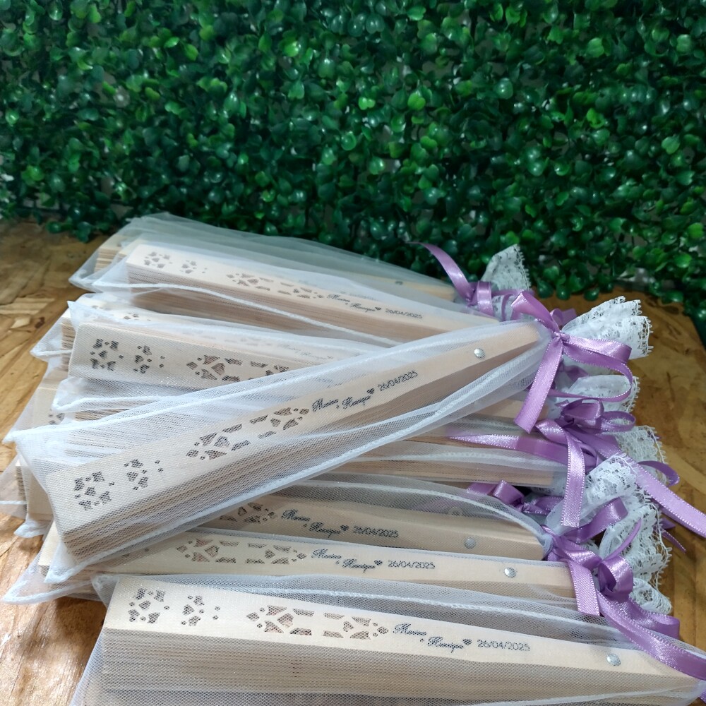 Leque de madeira personalizado c/ saquinho de organza