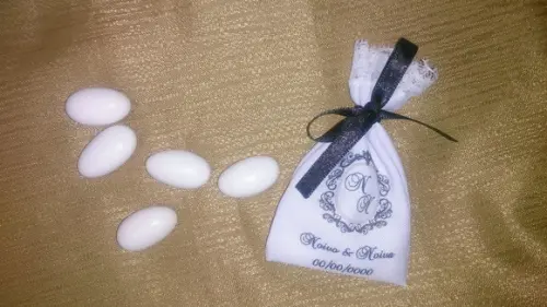 Saquinhos Personalizados com Amêndoas Confeitadas