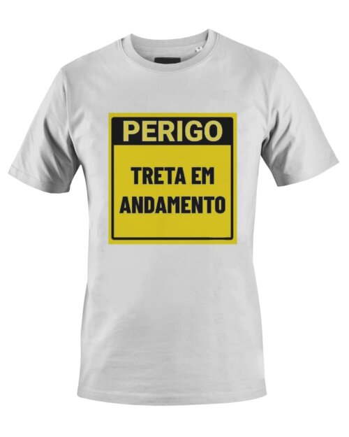 Camiseta Camisa Perigo Treta em Andamento