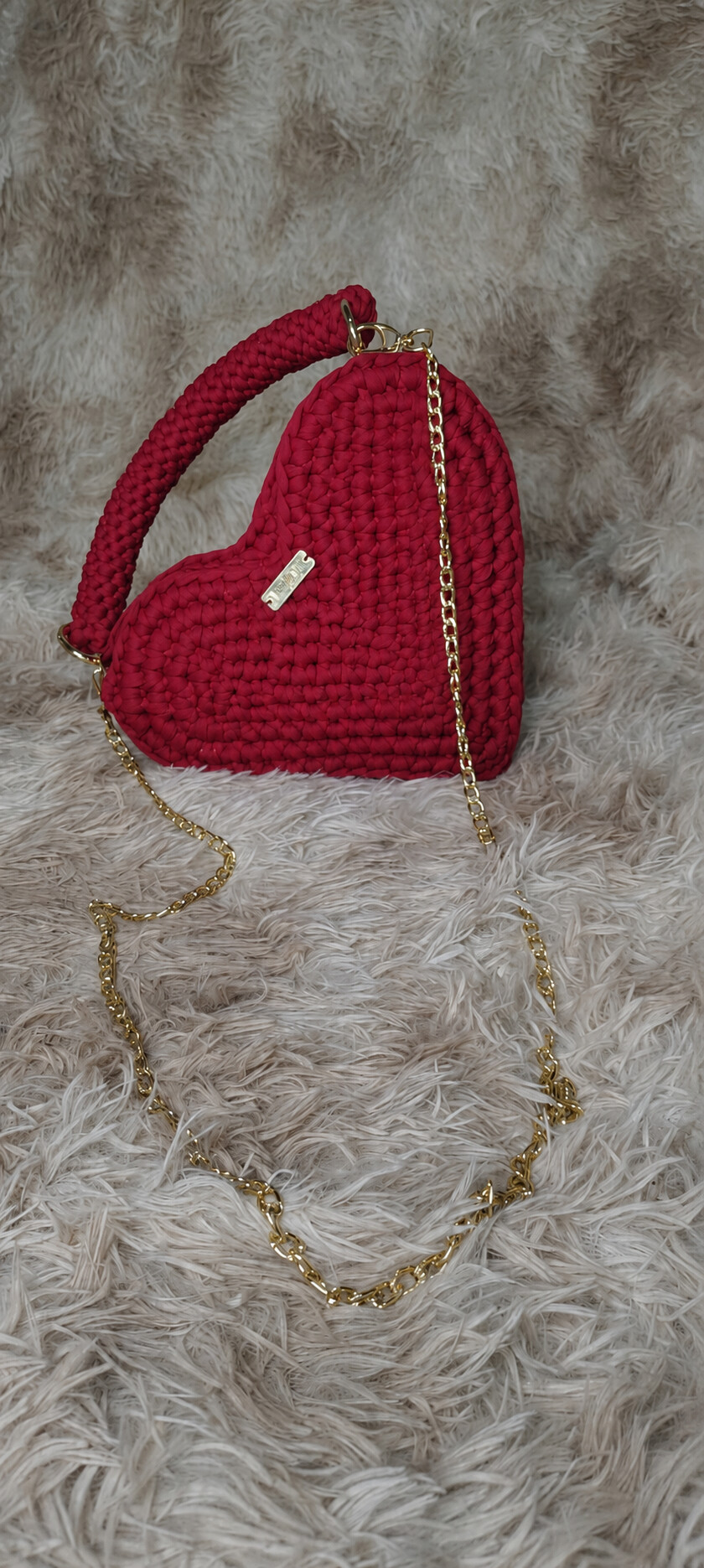 Bolsa de coração de crochê em fio de malha