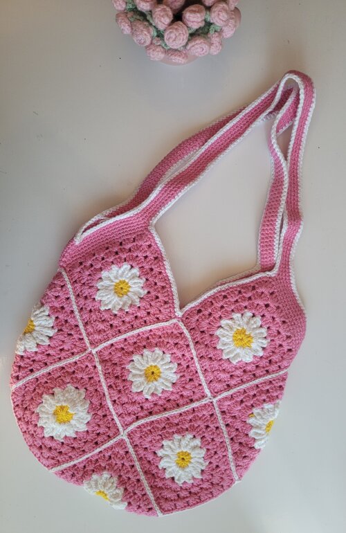 Bolsa de ombro com flores de crochê