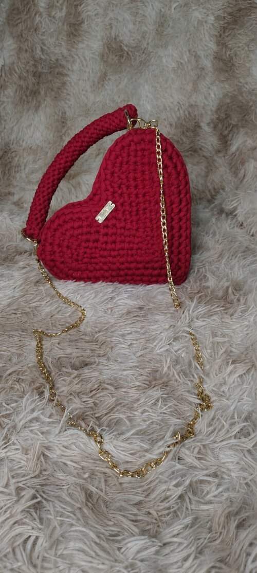 Bolsa de coração de crochê em fio de malha