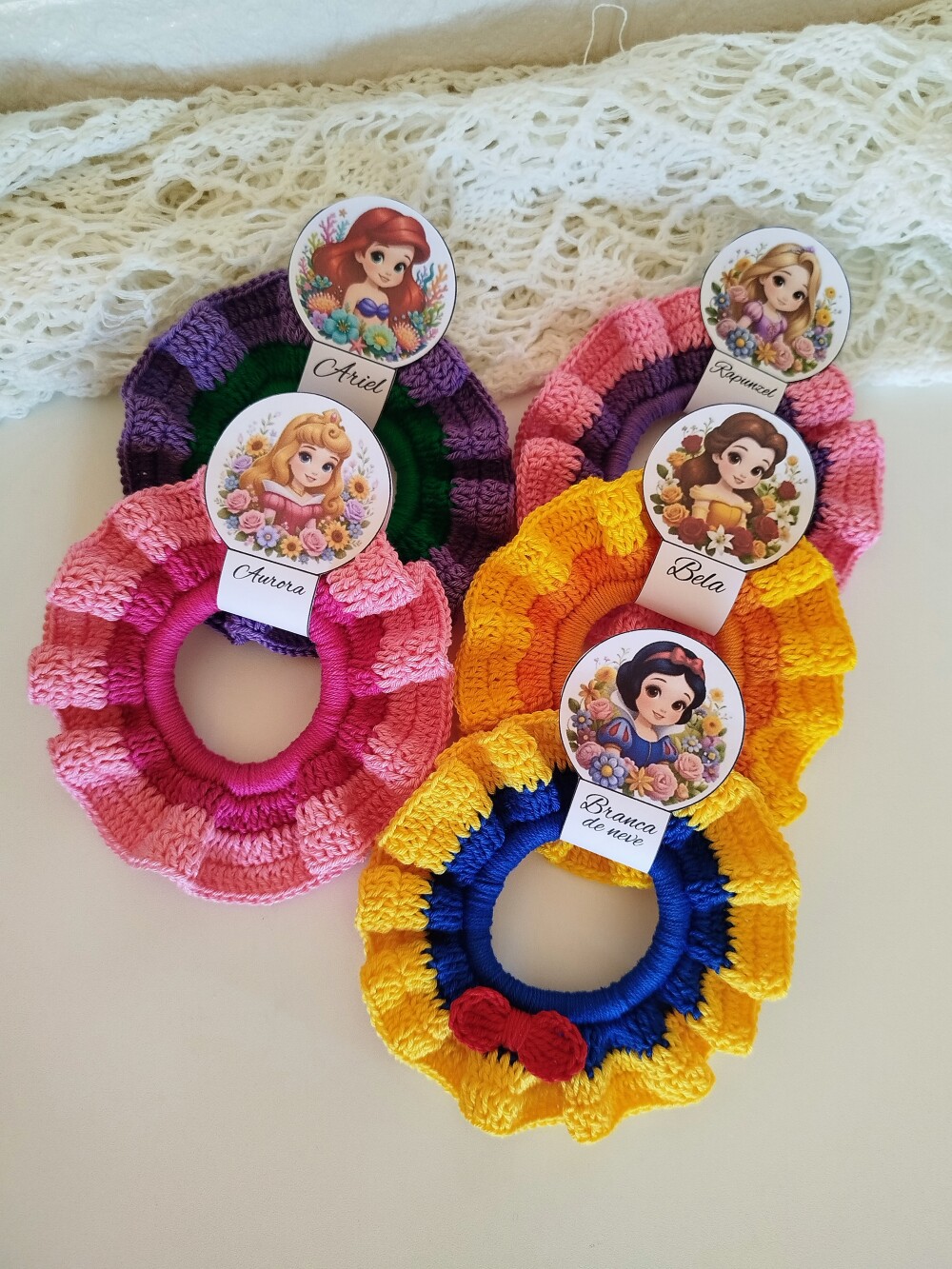 Scrunchie de Crochê Princesas Xuxinha Artesanal para Cabelo
