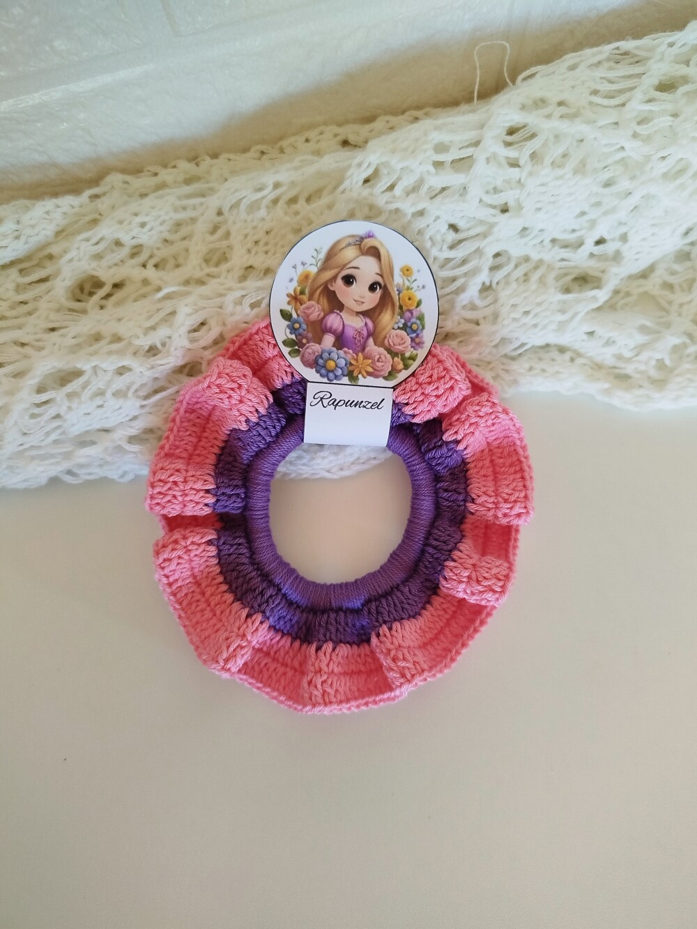 Scrunchie de Crochê Princesas Xuxinha Artesanal para Cabelo