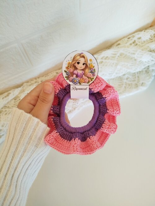 Scrunchie de Crochê Princesas Xuxinha Artesanal para Cabelo