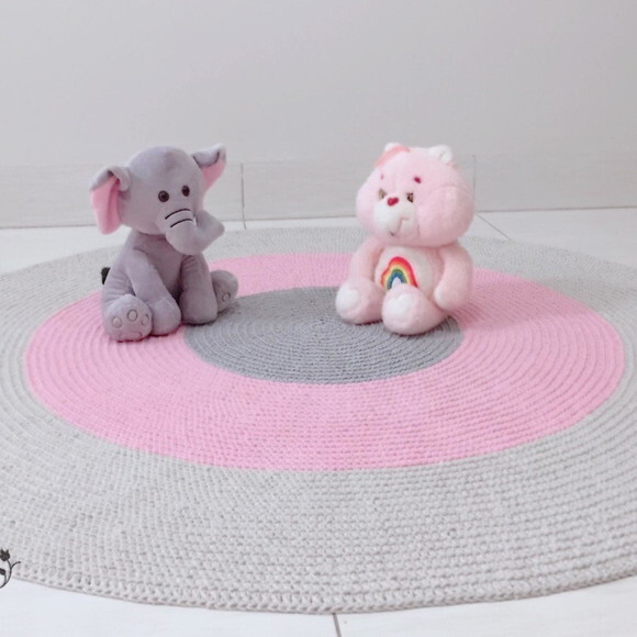 Tapete Infantil menina - Cinza E Rosa de crochê redondo 1,20