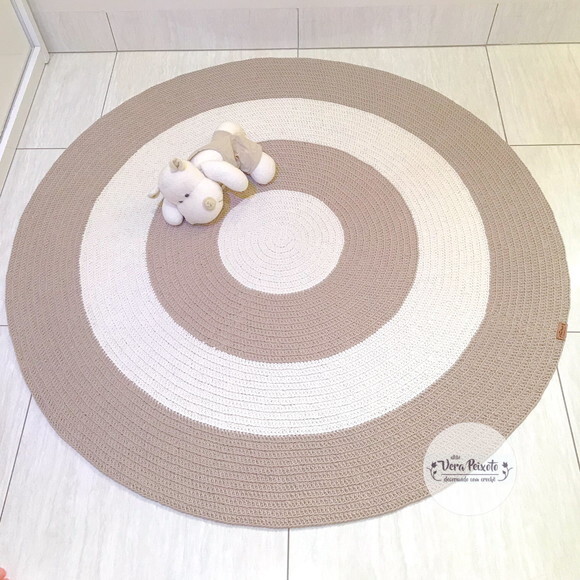 Tapete Infantil bege e off white de crochê redondo 1,20 de diâm