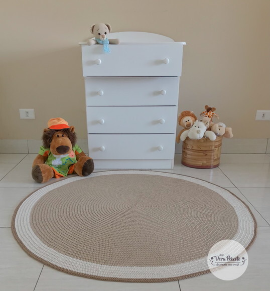 Tapete Infantil bege e off white de crochê redondo 1,30 - Ateli?