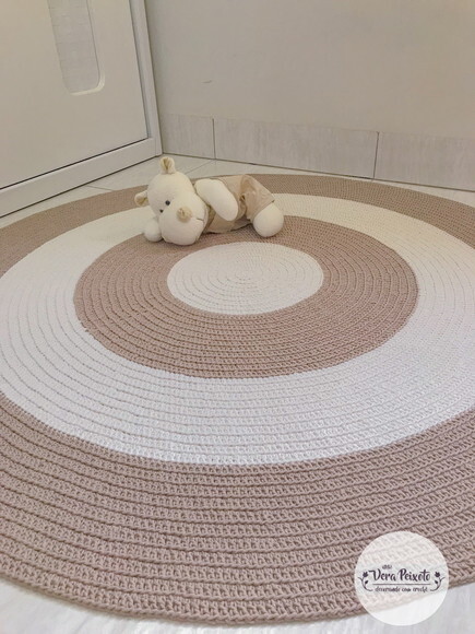 Tapete Infantil bege e off white de crochê redondo 1,20 de diâm