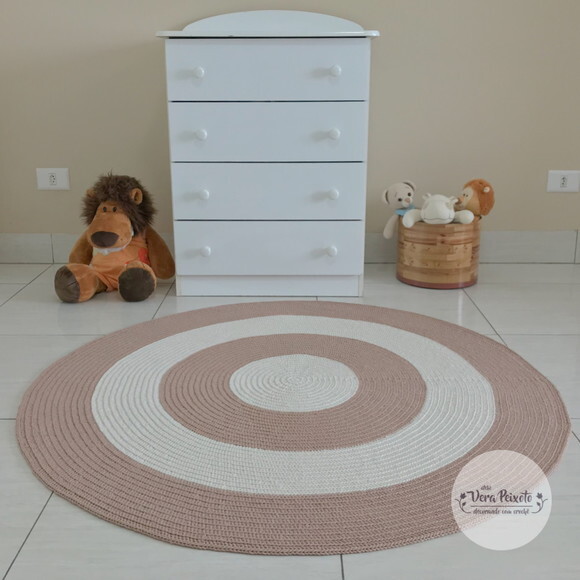Tapete Infantil bege e off white de crochê redondo 1,20 de diâm