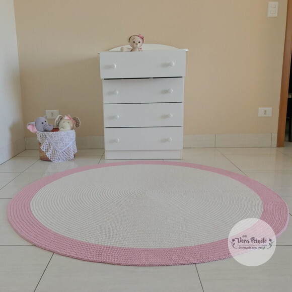 Tapete quarto de bebê eInfantil menina off white e rosa em croch
