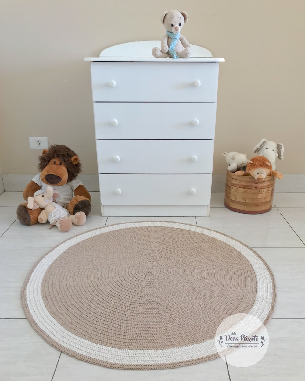 Tapete quarto de bebê bege e off white