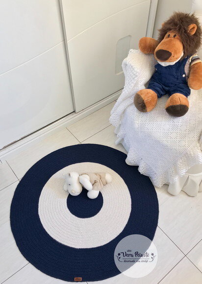 Tapete Infantil azul marinho e off white em crochê redondo- 1 metro de diâmetro - Ateliê Vera Peixoto