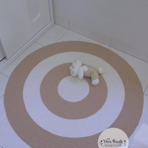 Tapete Infantil bege e off white de crochê redondo 1,20 de diâmetro- Ateliê Vera Peixoto