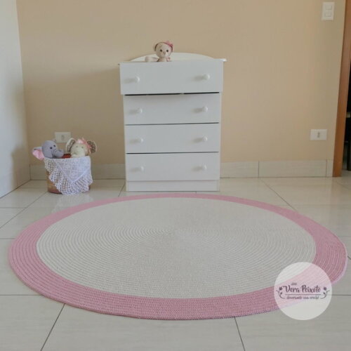 Tapete quarto de bebê eInfantil menina off white e rosa em crochê redondo 1,40 - Ateliê Vera Peixoto