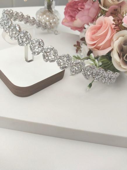 Tiara ou Porta Coque para Noivas Feita em Zirconias
