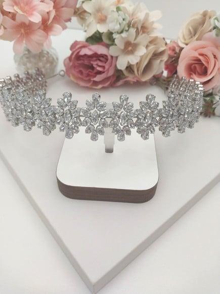 Tiara ou Porta Coque para Noivas Feita em Zirconias