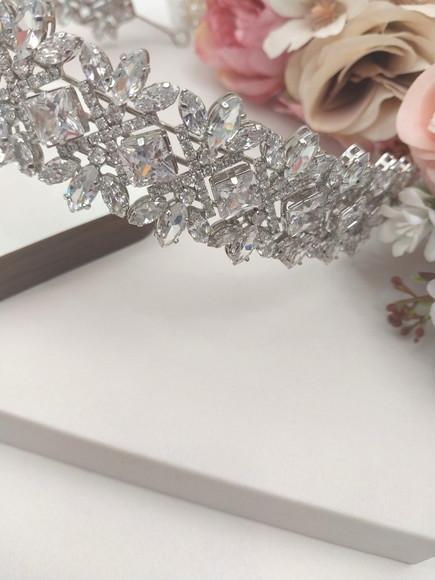 Tiara ou Porta Coque para Noivas Feita em Zirconias
