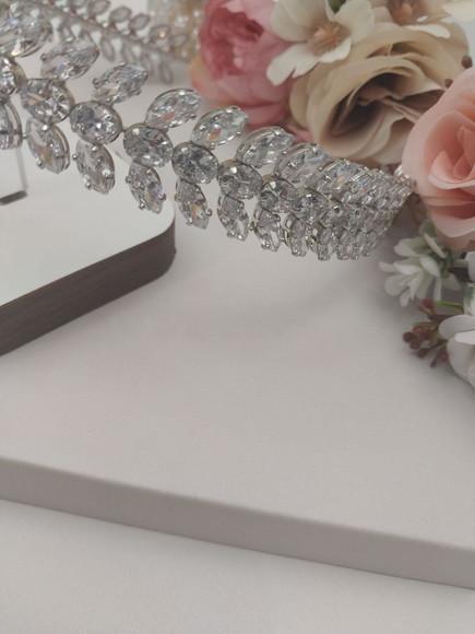 Tiara ou Porta Coque para Noivas Feita em Zirconias