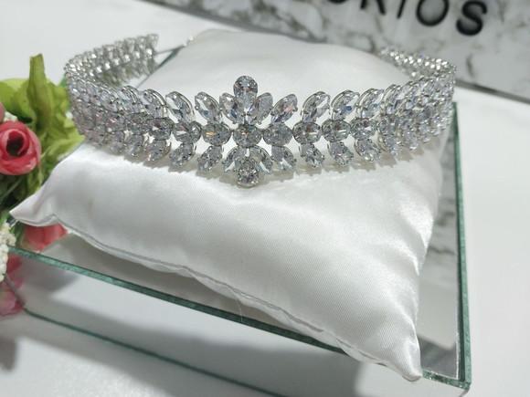 Tiara ou Porta Coque para Noivas Feita em Zirconias