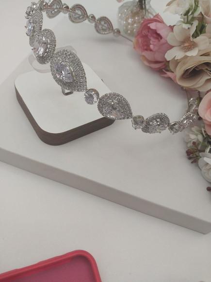 Tiara ou Porta Coque para Noivas Feita em Zirconias