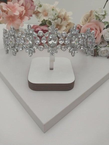 Tiara ou Porta Coque para Noivas Feita em Zirconias