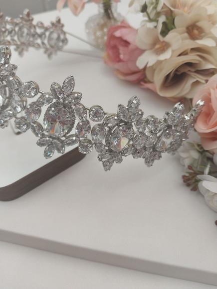 Tiara ou Porta Coque para Noivas Feita em Zirconias
