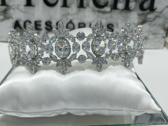 Tiara ou Porta Coque para Noivas Feita em Zirconias