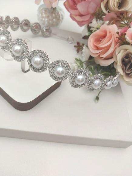 Tiara ou Porta Coque para Noivas Feita em Zirconias Perolas