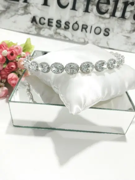 Tiara ou Porta Coque para Noivas Feita em Zirconias