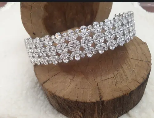 Tiara ou Porta Coque para Noivas Feita em Zirconias