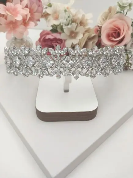 Tiara ou Porta Coque para Noivas Feita em Zirconias
