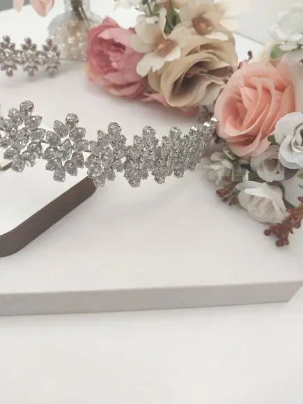 Tiara ou Porta Coque para Noivas Feita em Zirconias